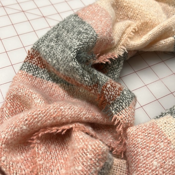 ARIANNA BY HOWARD'S NWT Soft Pink And Grey Woven Fringed Boho Scarf 27" X 72" - Picture 10 of 16